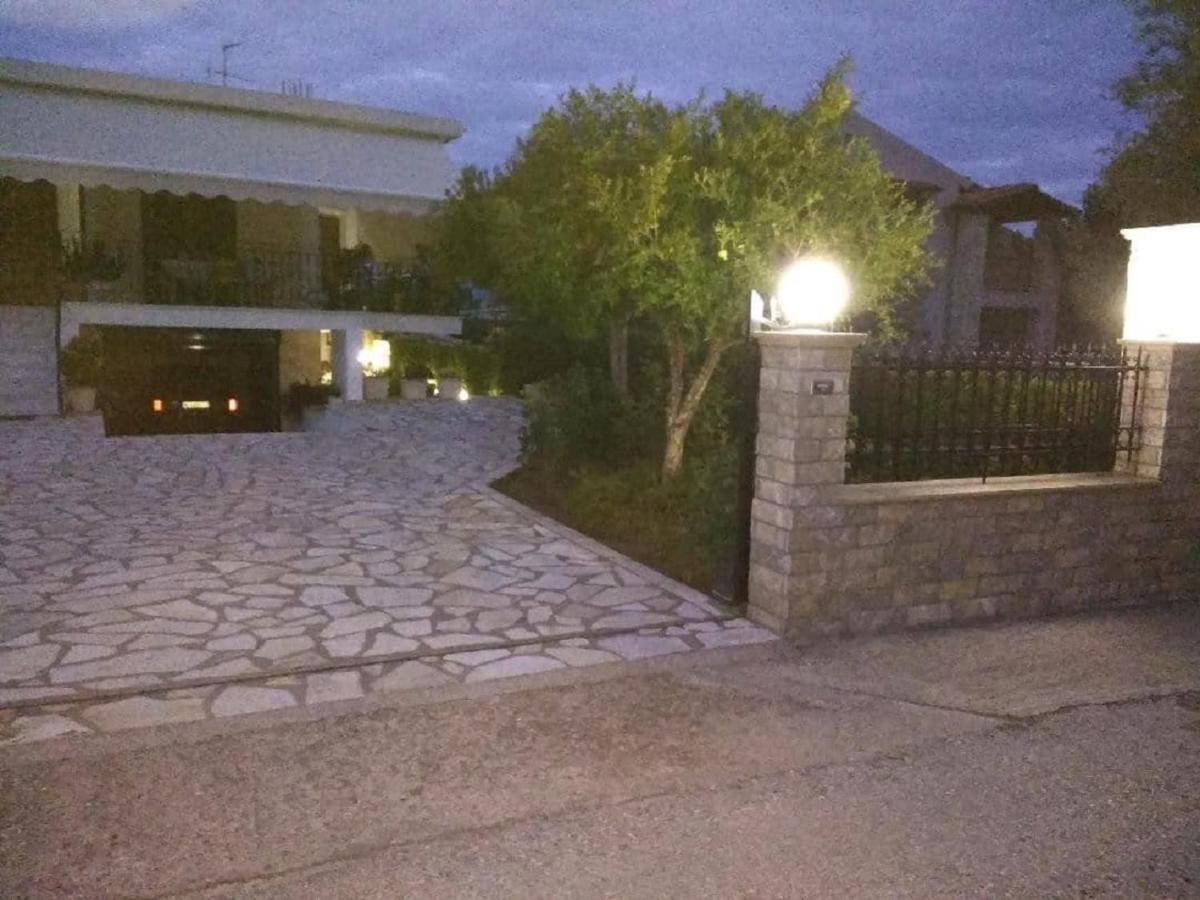 Ήσυχο Σπίτι Στη Ναύπακτο Apartment นาฟปาคตอส ภายนอก รูปภาพ
